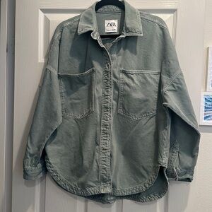 Green ZARA jacket with 2 pockets on the front